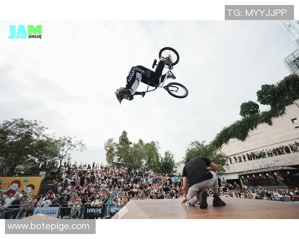 南京极限运动嘉年华滑板队精彩配合表现引发热烈反响与观众赞誉