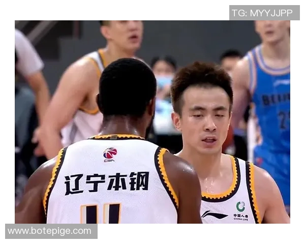 深圳篮球队在邀请赛中以58分稳居积分榜首位展现强劲实力 深圳篮球队在邀请赛中以58分稳居积分榜首位展现强劲实力