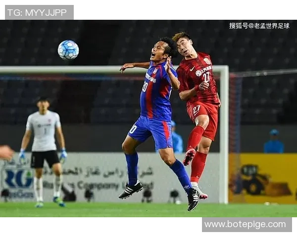 足球明星在海滩上展开激烈对抗赛引发热潮与欢呼声 足球明星在海滩上展开激烈对抗赛引发热潮与欢呼声